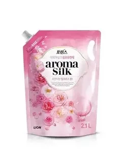 LION Кондиционер для белья с ароматом розы AROMA CAPSULE 300 мл pouch